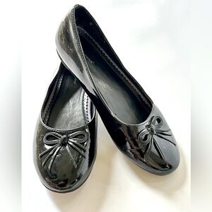 GIRL’S HUSH PUPPIES BLACK PATENT LEATHER FLATS WITH BOW DECORATION